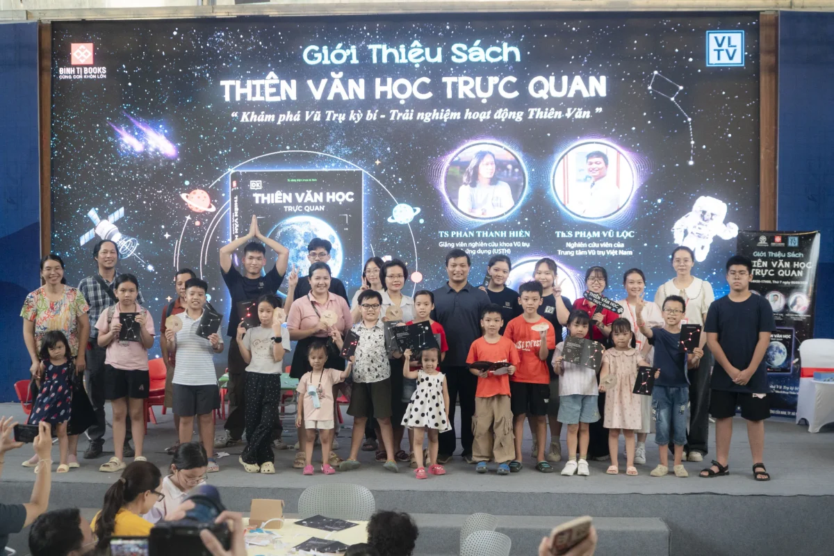 Su Kien Gioi Thieu Sach Thien Van Hoc Truc Quan 6 9 2025 Tai Pho Sach 19 12 Ha Noi 1765103514
