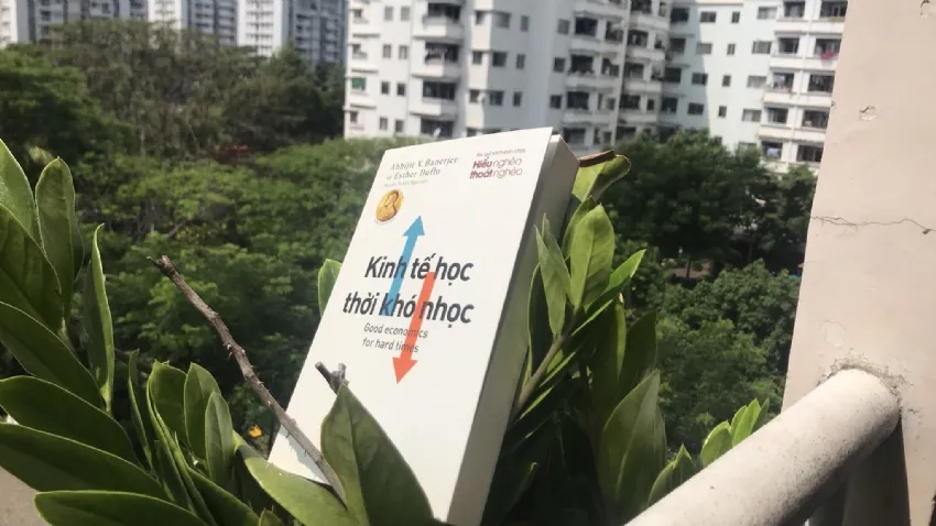 Review Sach Kinh Te Hoc Thoi Kho Nhoc Good Economics For Bad Times 1765103385