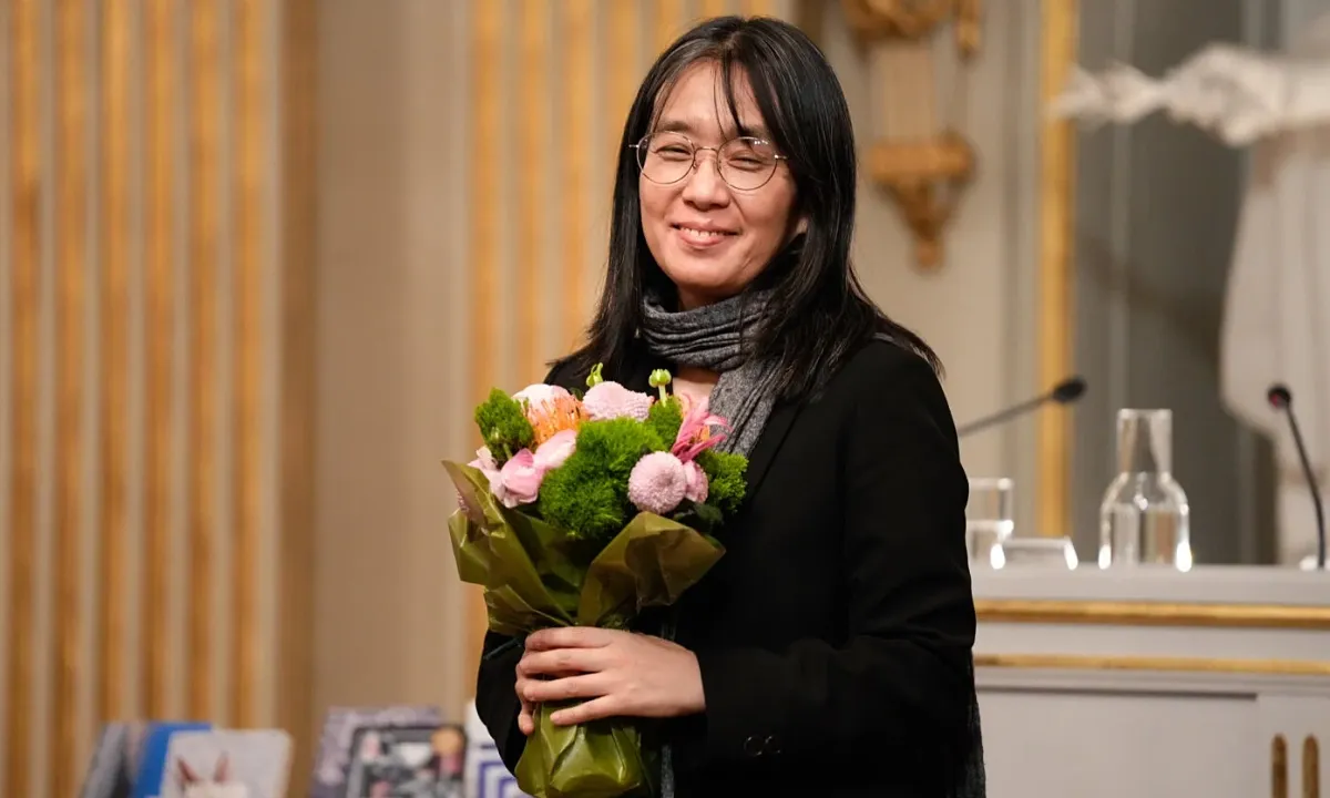 Anh Sang Va Soi Chi Dien Tu Nobel Cua Han Kang 1769580456