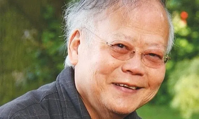 Giao Su Cao Huy Thuan Doa Sen Trang Que Huong 1769580521