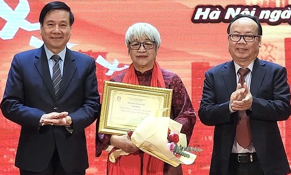 Nha Van Tran Thi Truong Nhan Giai Thanh Tuu Tron Doi 1769579972