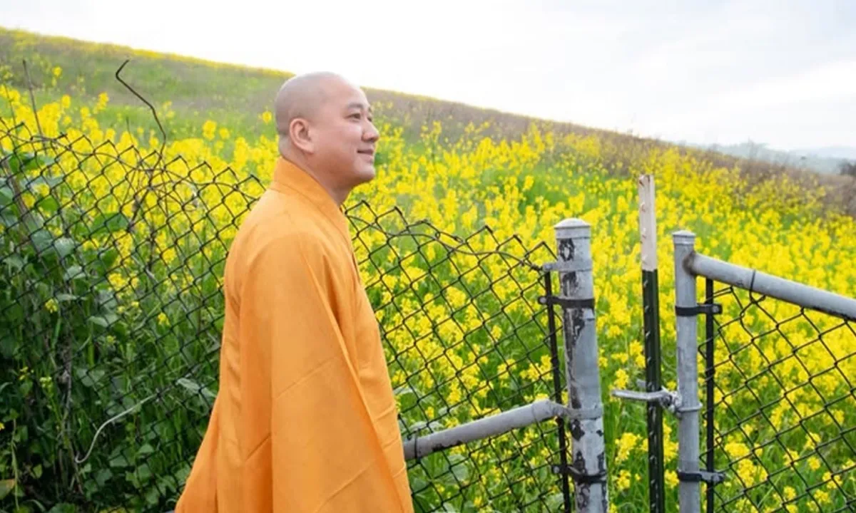 Sach Cua Nha Su Thich Phap Hoa Ky Mot Day Con Song 1774771635