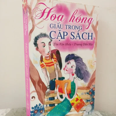 [Phiên Chợ Sách Cũ] Hoa Hồng Giấu Trong Cặp Sách (2006) – Tôn Vân Hiểu, Trương Dẫn Mặc S1911